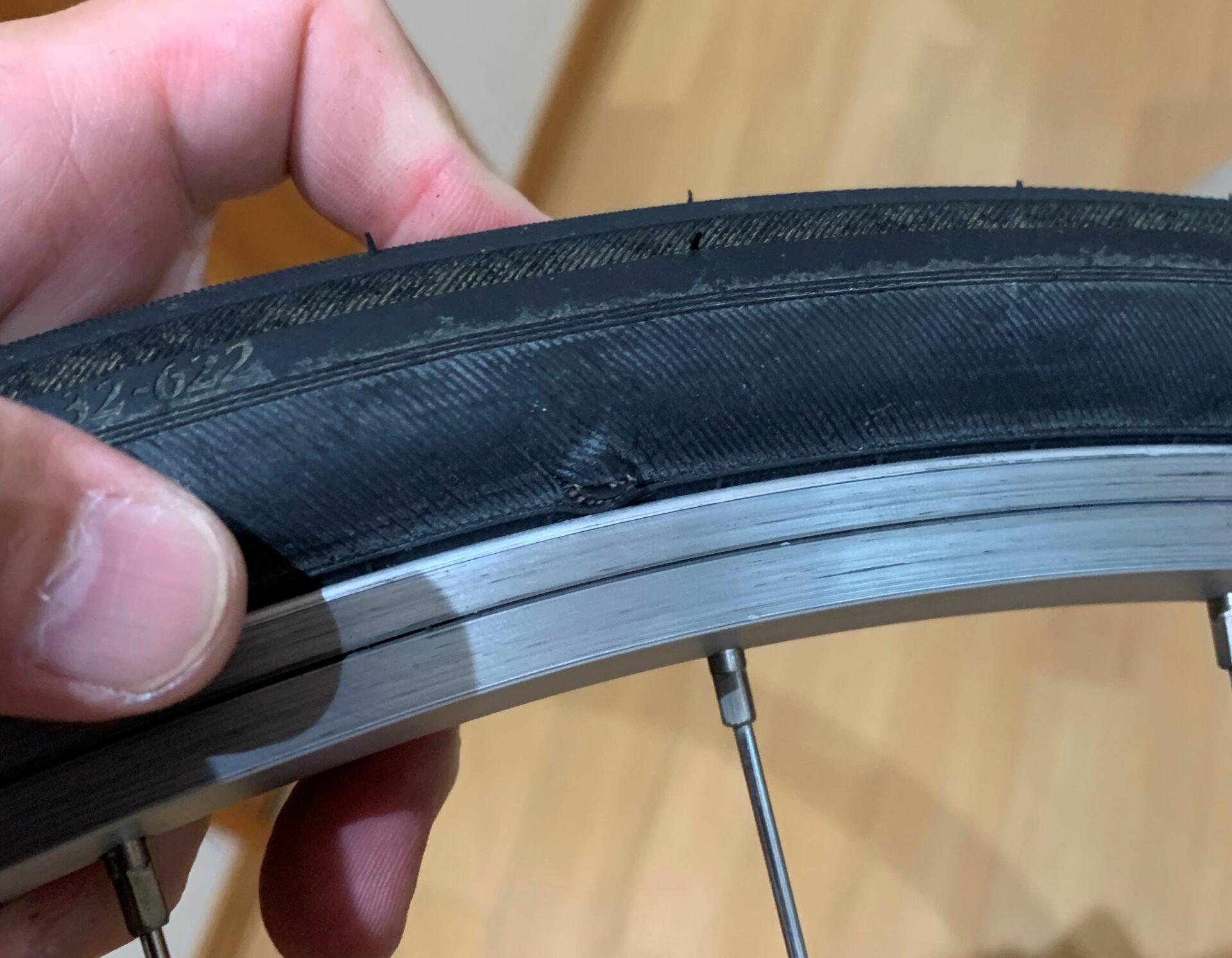 自転車　一年ほど使用　フロントタイヤ交換後半年使用　現状優先 パンクしたタイヤを使い回すときは、しっかりチェックしないと危険だよ